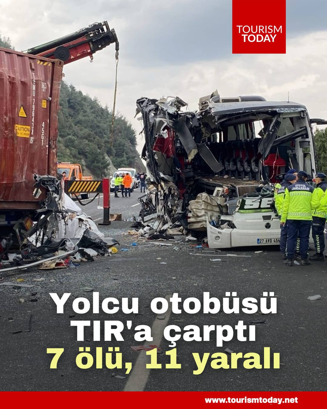 Yolcu otobüsü TIR'a çarptı: 7 ölü, 11 yaralı