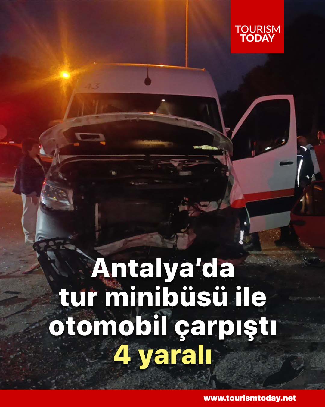 Antalya’da tur minibüsü ile otomobil çarpıştı: 4 yaralı