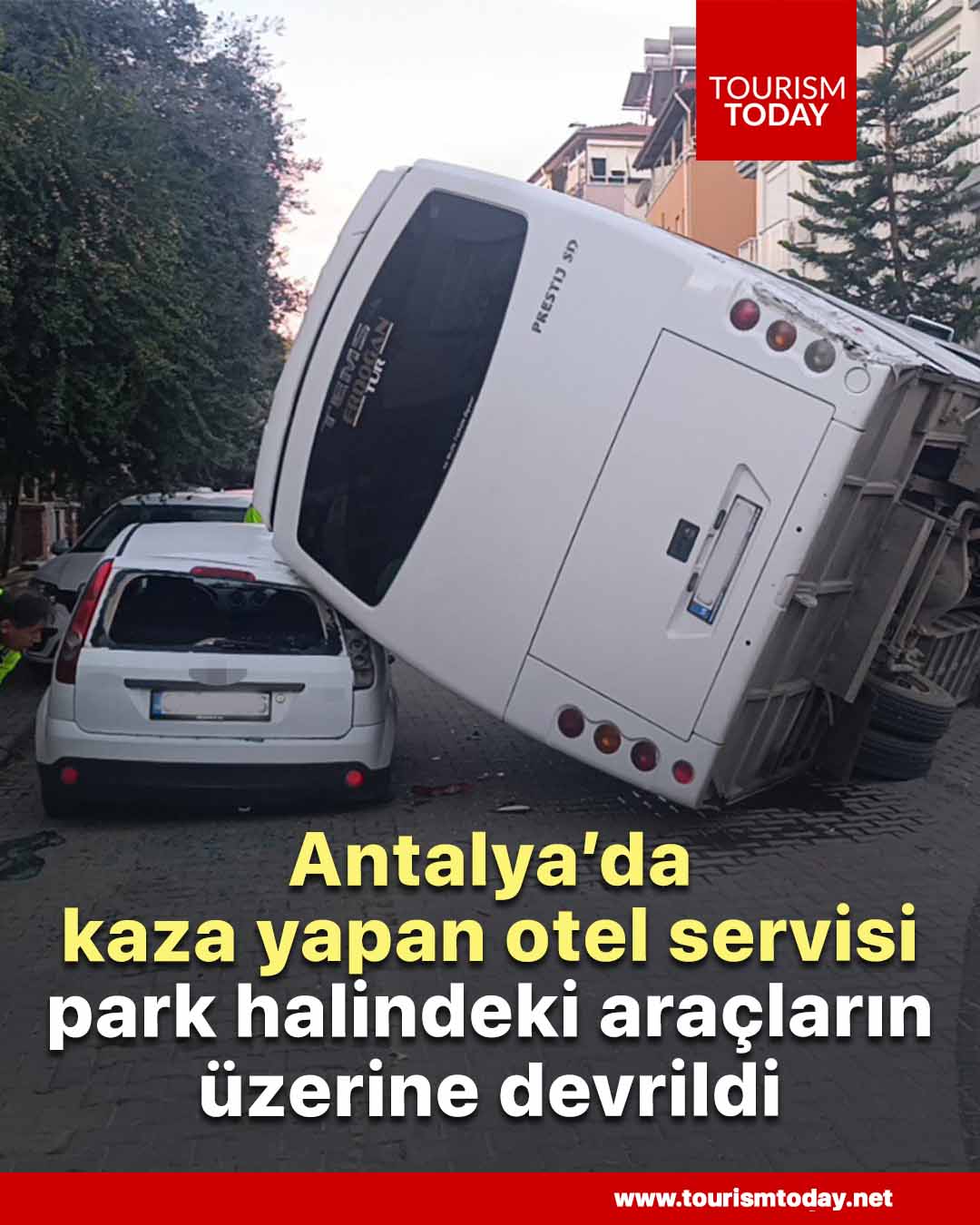Antalya’da kaza yapan otel servisi, park halindeki araçların üzerine devrildi