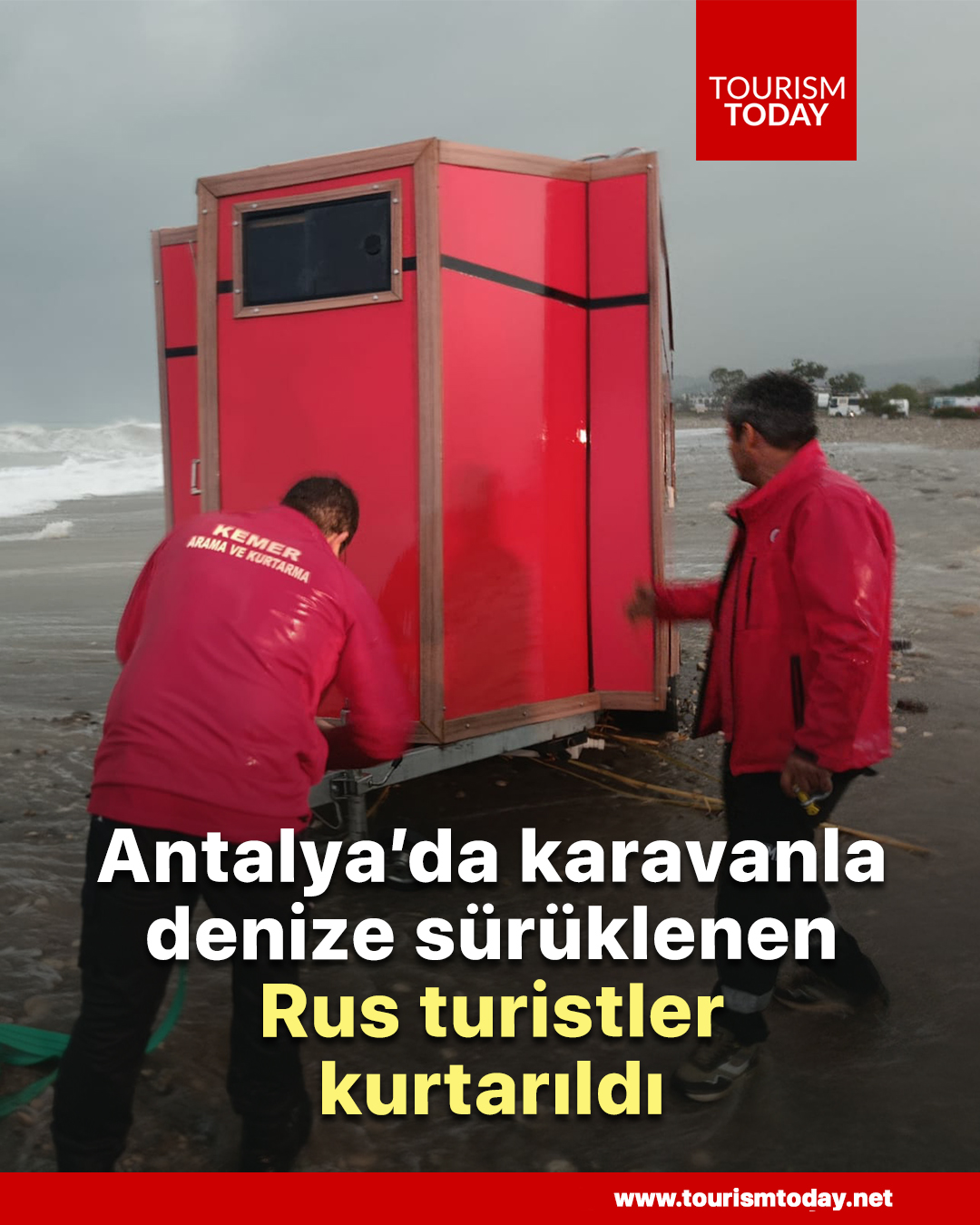 Antalya’da karavanla denize sürüklenen Rus turistler kurtarıldı