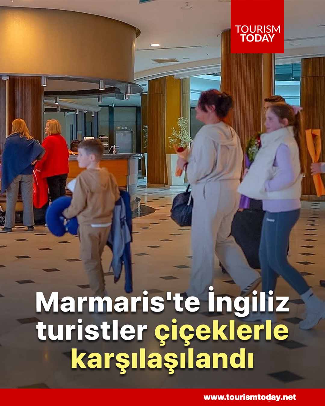 Marmaris'te İngiliz turistler çiçeklerle karşılaşılandı